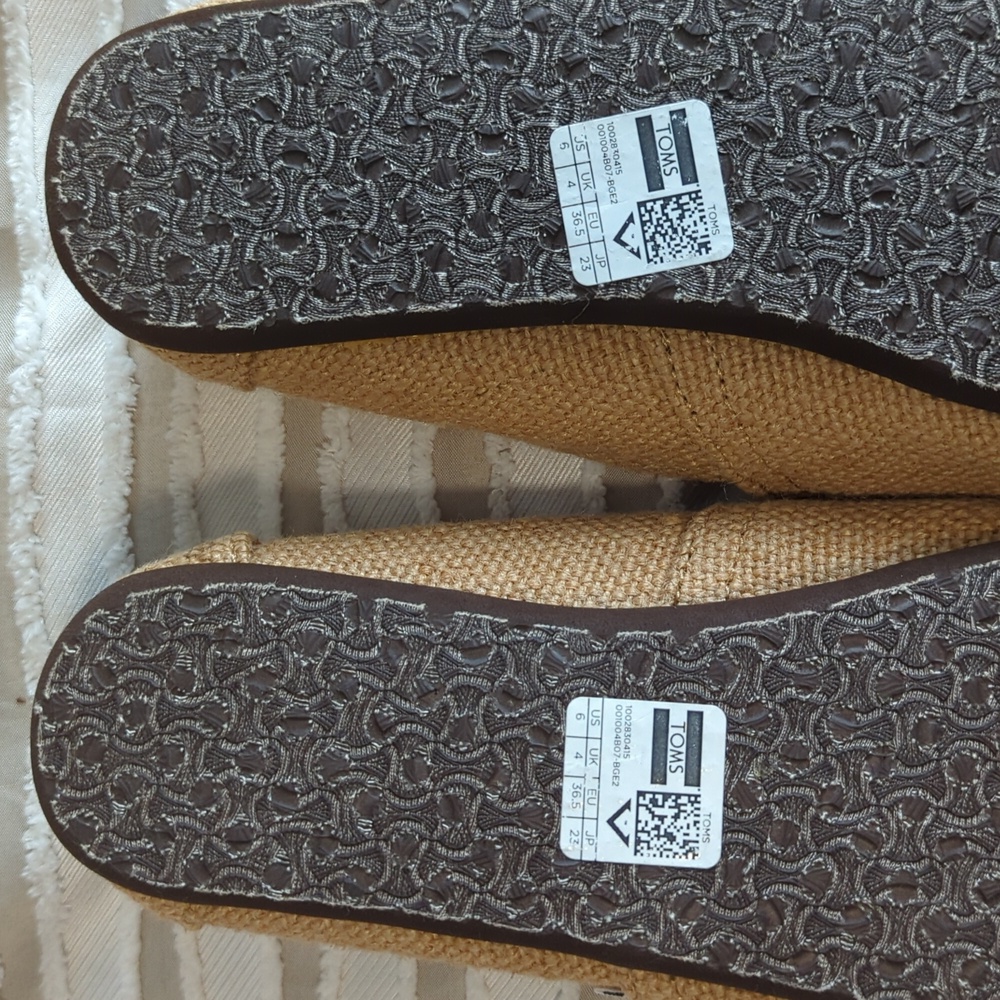 TOMS NWOT Size 6 Tan Classic Natural Burlap Canvas Slip-On Flat Shoes - Picture 5 of 8